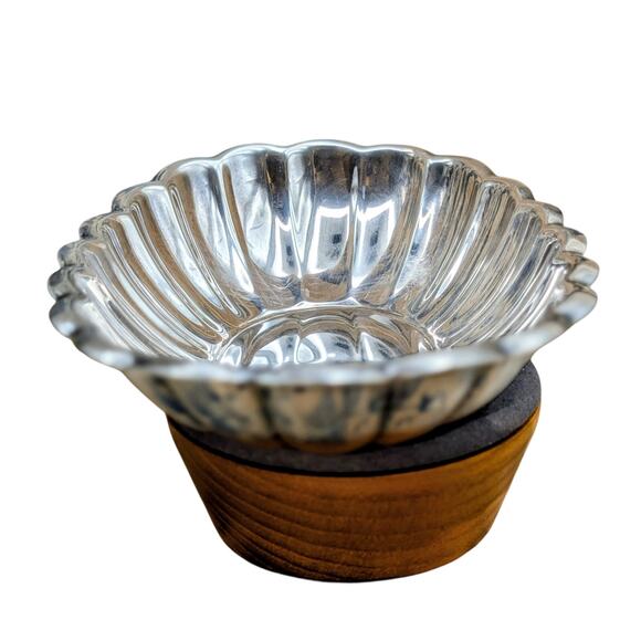 Reed and Barton Vintage Scalloped Holiday Silver Plate Serving Dish - Picture 9 of 10